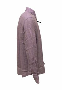 Camicia button-up di un leggero colore viola chiaro, con maniche lunghe, colletto e una vestibilità rilassata. Realizzata in un tessuto testurizzato con leggere pieghe.