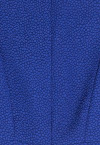 Tissu bleu texturé présentant un motif de petits points en relief avec une finition lisse et un léger éclat. Conception sur mesure avec des coutures contrastantes.