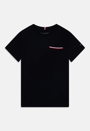 T-shirt nera in cotone con maniche corte, scollo rotondo e una tasca frontale decorata con strisce rosse e bianche. Texture liscia, design semplice.