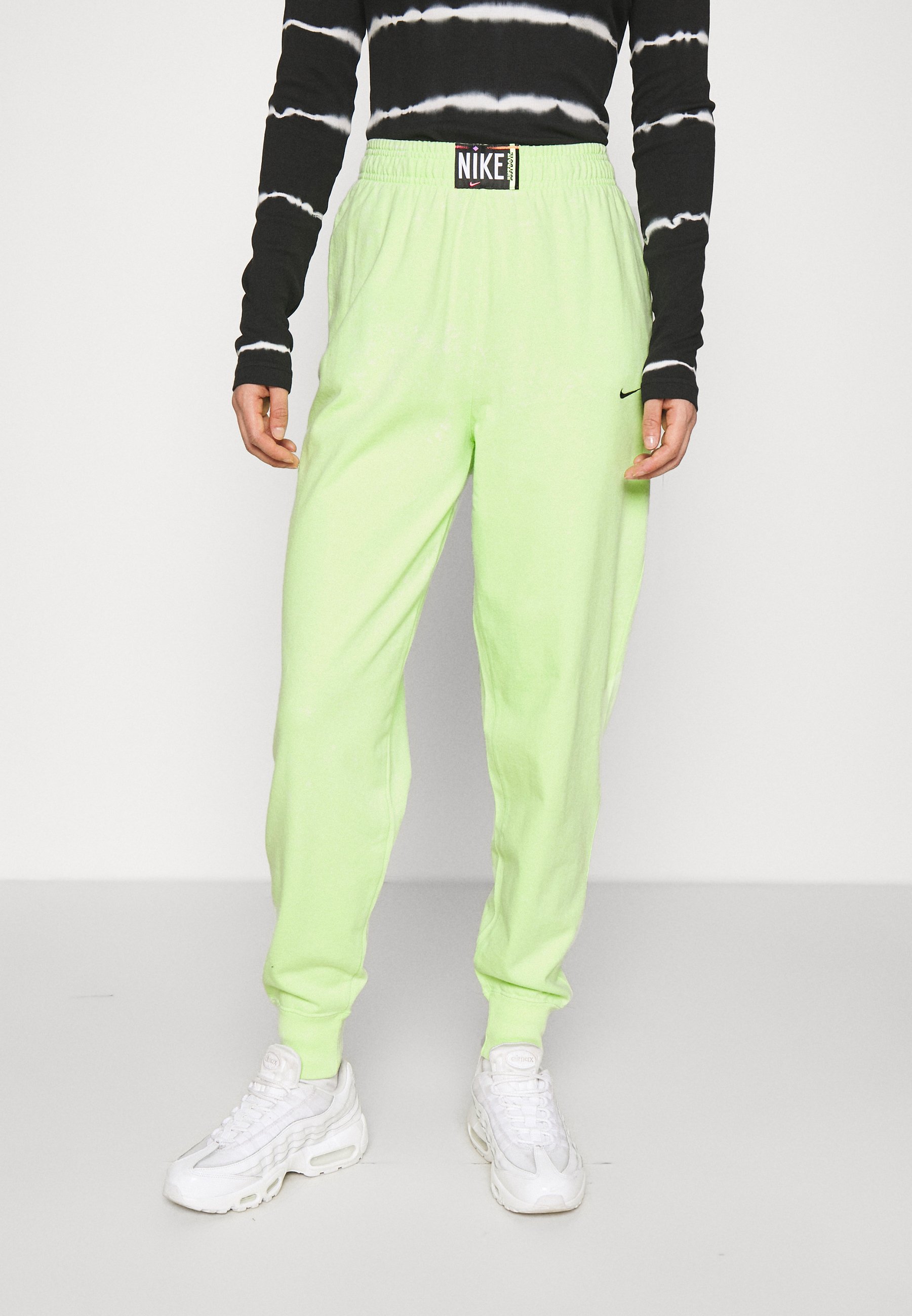 epic react flyknit triple black