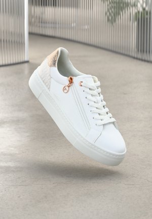 Weiße Sneaker mit strukturierten beigen Akzenten, flacher Gummisohle und vorderer Schnürung. Verfügt über einen seitlichen Reißverschluss mit einem dekorativen Schlaufen-Detail.