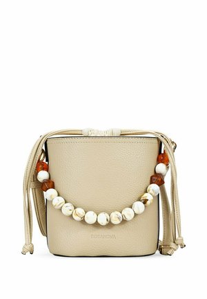 Bolso cruzado de cuero beige con acabado texturizado, que presenta una correa decorativa de cuentas en tonos cálidos y un cierre ajustable de cordón de cuero.