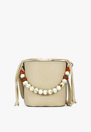 Bolso cruzado de cuero beige con acabado texturizado, que presenta una correa decorativa de cuentas en tonos cálidos y un cierre ajustable de cordón de cuero.