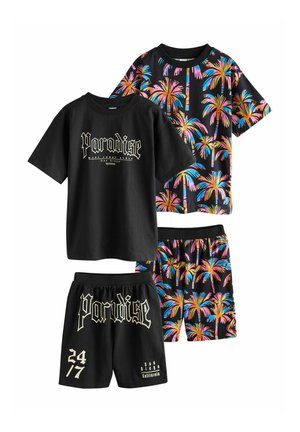 Zwei zweiteilige Sets aus schwarzem kurzärmligem Hemd und Shorts: eines mit dem Schriftzug „Paradise“, das andere mit bunten Palmenmustern in Pink, Blau und Orange.