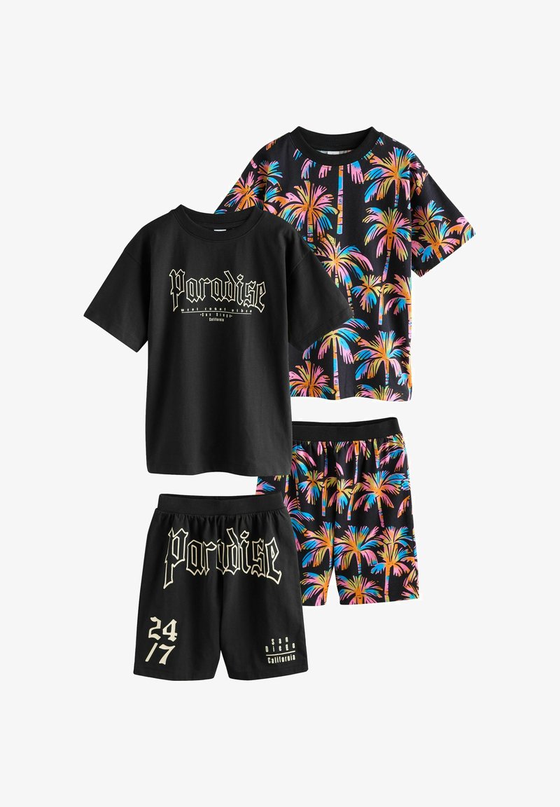Deux ensembles t-shirt à manches courtes et shorts noirs : l'un avec le texte « Paradise », l'autre avec des motifs colorés de palmiers en rose, bleu et orange.