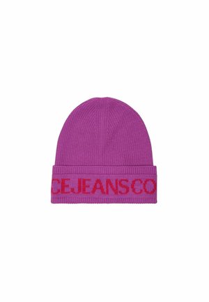 Beanie rosa a maglia con banda rossa a contrasto e il testo "ICEJEANSCO". Texture morbida con una cima arrotondata e bordo a coste.