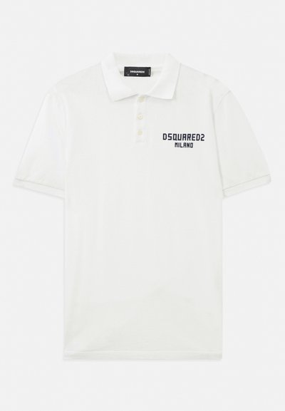 Fehér, rövid ujjú pólóing, gallérral és három gombbal, „DSQUARED2 MILANO” logóval a bal mellen.