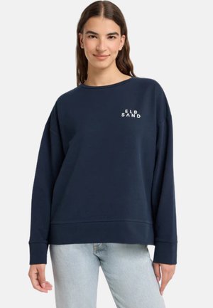 Marineblaue Sweatshirt mit lockerem Schnitt, Rundhalsausschnitt, langen Ärmeln und weißem Textdesign "ELB SAND" auf der Brust. Weiche Stofftextur.