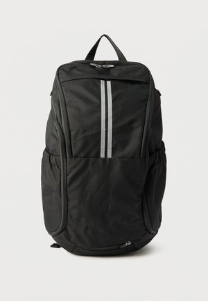 Musta reppu, jossa on sileä pinta, kaksi heijastavaa raitaa, vetoketjullinen pääosa, sivulla verkkotasku ja yläpuolella kantokahva.