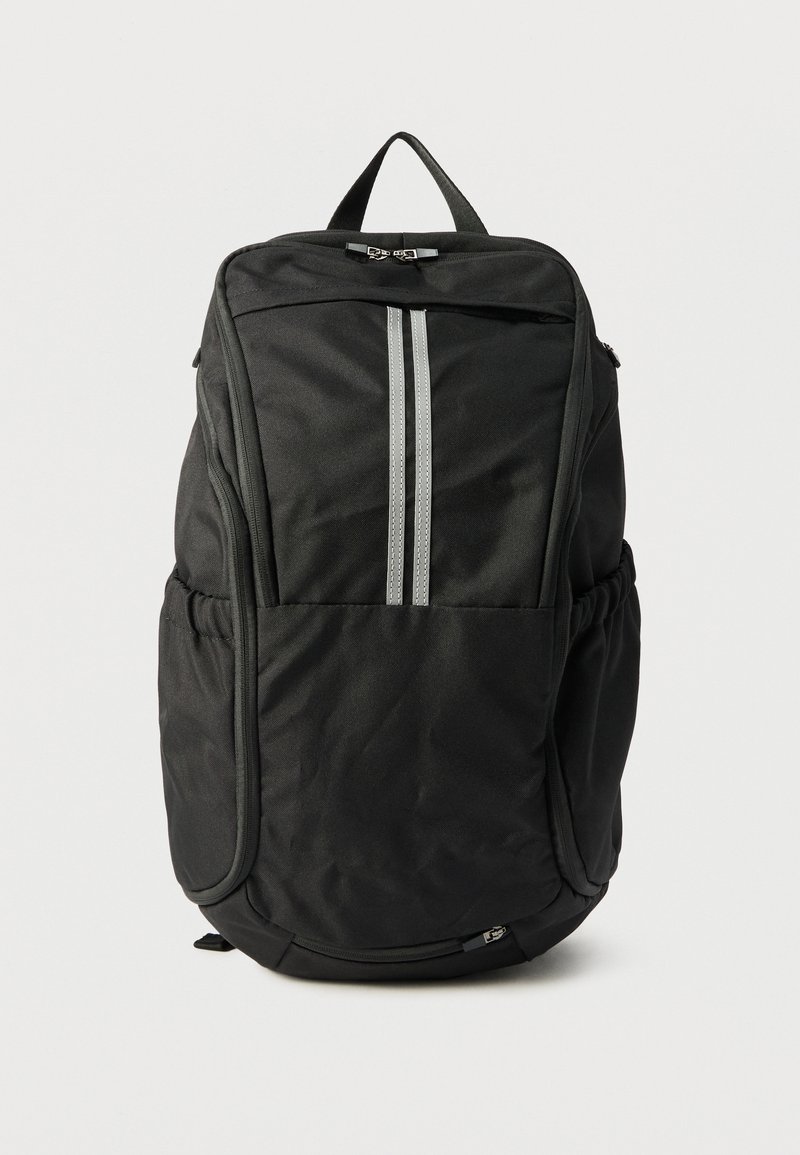 Μαύρο σακίδιο με λεία υφή, χαρακτηριστικά δύο αντανακλαστικές ρίγες, κύριο διαμέρισμα με φερμουάρ, πλευρική τσέπη από δίχτυ και επάνω χειρολαβή μεταφοράς.