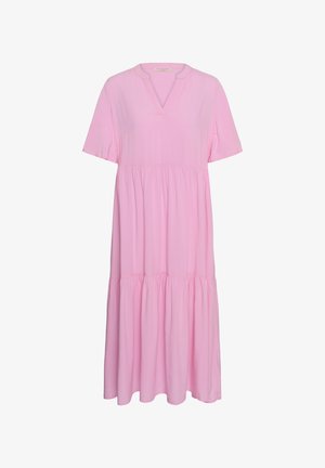 Vestido midi rosa claro con mangas cortas, escote en V y volantes fruncidos que crean una silueta suelta y fluida.