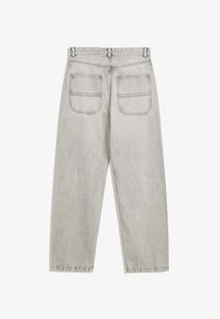 Hellgraue Jeanshose mit hoher Taille, weitem Bein, zwei großen quadratischen Gesäßtaschen und Gürtelschlaufen.