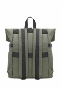 Zielono-czarny plecak z wyściełanymi, regulowanymi ramiączkami, uchwytem do przenoszenia na górze oraz wzmocnionymi dolnymi narożnikami pokazany z tyłu.