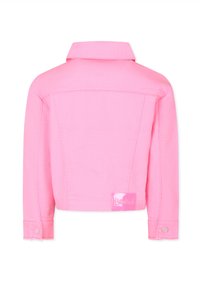 Veste en denim rose avec col, manches longues et coupe courte. Présente une patch de marque brillant et des détails de boutons sur les poignets.