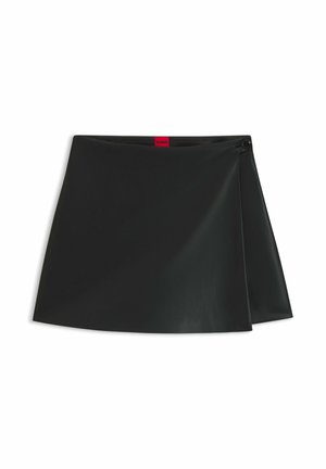 Zwarte faux leren mini rok met een wikkelontwerp, voorzien van een zijsluiting met knoop en subtiele stiksels. Gladde textuur.