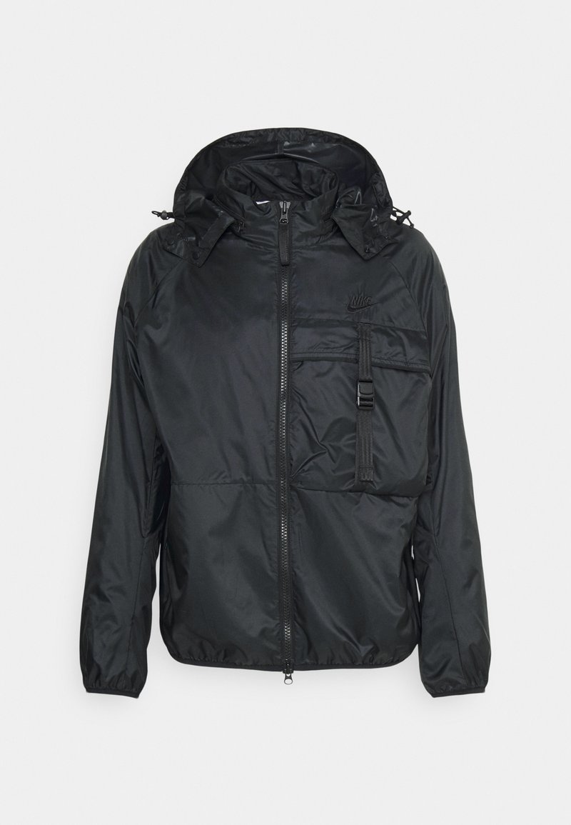Giacca nera in nylon con cappuccio, chiusura con zip frontale, polsini elasticizzati e tasca frontale con dettagli a tracolla. Presenta un logo discreto sul petto.