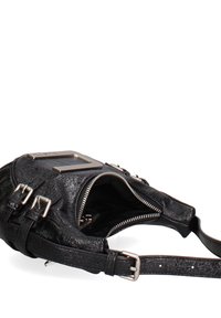 Zaino in ecopelle nera con finitura texturizzata, hardware in argento e chiusura con zip. Caratterizzato da spallacci regolabili e fibbie decorative.