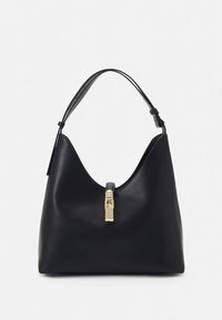 Musta nahkainen hobo-laukku, jossa on pehmeä pinta, kaareva siluetti ja kullanväriset metalliosat sulkemisessa. Säädettävä olkahihna.