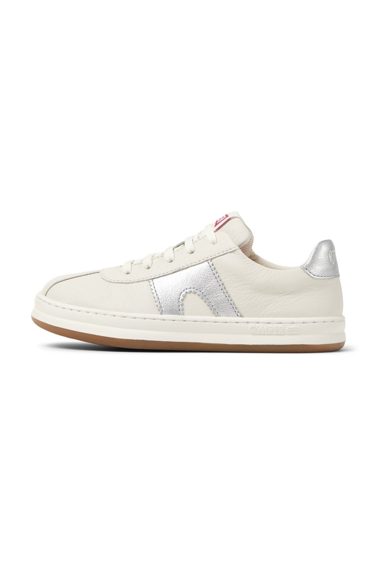 Sneaker in pelle bianca con accenti argentati, punta rotonda, suola in gomma piatta e chiusura con lacci. Presenta un logo discreto sul tallone e sul lato.