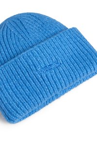 Berretto di lana azzurro con texture a coste, cuffia ripiegabile e logo ricamato. Tessuto morbido con un aspetto leggero e peloso.
