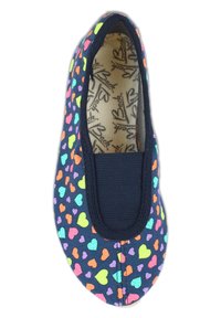 Zwarte stoffen instap schoenen met gekleurde hartpatronen, elastische bovenband, textuur inzet, en een ronde neus.