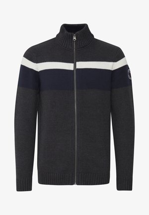 Siva zadrga jopica z nabranim ovratnikom in mazninami, ki ima vodoravne bele in mornarsko modre črte po prsih, pleteno teksturo in oznako.