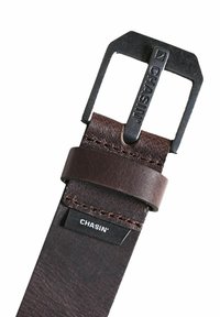 Cinturón de cuero marrón con una hebilla de metal oscuro, que presenta el nombre de la marca "CHASIN'" grabado. Textura suave con acentos de costura.