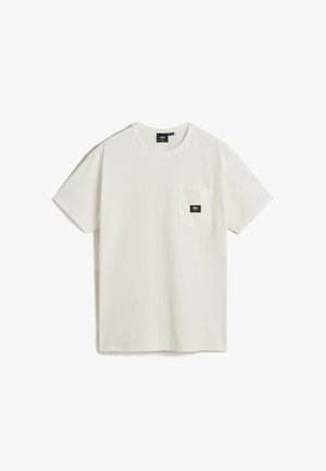 T-shirt en coton crème avec un col rond, des manches courtes et une poche sur la poitrine gauche avec une étiquette noire. Texture douce et coupe classique.