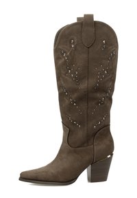 Bota de vaquero de ante marrón con punta puntiaguda, patrones bordados, acentos plateados y diseño con tacón grueso. Cuenta con una lengüeta para tirar en la parte superior.