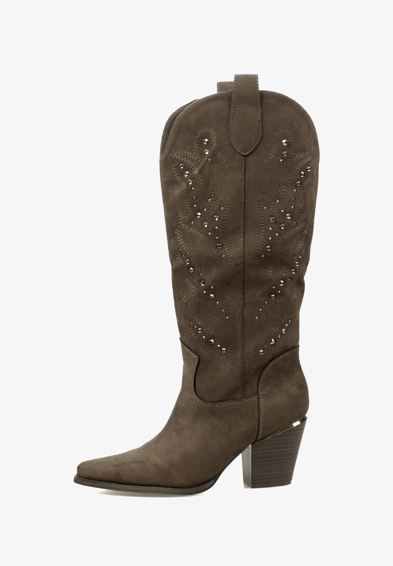 Bota de vaquero de ante marrón con punta puntiaguda, patrones bordados, acentos plateados y diseño con tacón grueso. Cuenta con una lengüeta para tirar en la parte superior.