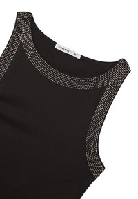Czarny top bez rękawów o gładkiej strukturze, zdobiony srebrnymi ćwiekami wzdłuż dekoltu. Metka informuje o marce "Terranova", rozmiar S.