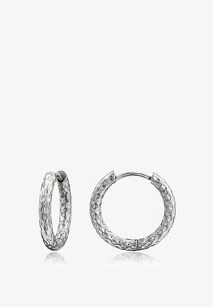 Orecchini a cerchio in argento con una texture martellata, uno mostrato chiuso e uno aperto, su sfondo bianco.