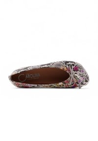 Ballerines fleuries avec un design à imprimé serpent noir et blanc, présentant un extérieur en tissu doux, un bout rond et un accent en nœud décoratif.