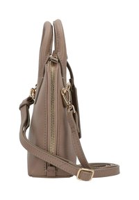 Borsa a mano in pelle marrone con finitura texture, dotata di chiusura con zip, manici corti e tracolla rimovibile. Accessori in hardware dorato.