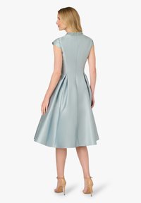 Jasnoniebieska satynowa sukienka z krótkimi rękawkami, plisowaną spódnicą i ozdobnym kołnierzem z koralików. Sukienka ma dopasowaną górę i rozkloszowany dół.