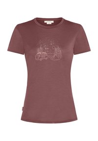 Mörkröd T-shirt i mjukt tyg, med en vit grafik av en skåpbil, träd och berg med en campingscen. Klassisk passform och korta ärmar.