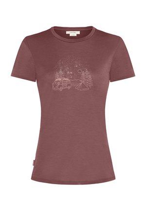 Bordeaux T-shirt van zachte stof, met een witte grafiek van een bestelwagen, bomen en bergen met een kampeerscene. Klassieke pasvorm en korte mouwen.