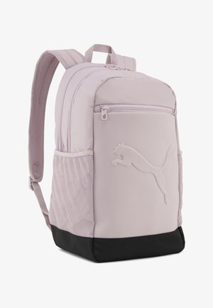 Lyserød Puma-rygsæk med sort bund, frontlomme med lynlås, mesh sidelommer, polstrede stropper og præget hoppepuma-logo på frontpanelet.