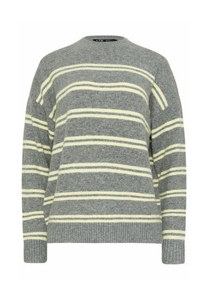 Szary sweter na drutach z kremowymi poziomymi paskami, długimi rękawami oraz prążkowanymi ściągaczami na mankietach i dole.