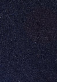 Tejido de mezclilla oscura con una superficie ligeramente texturizada, que presenta un color índigo profundo y sutiles variaciones en el tono.