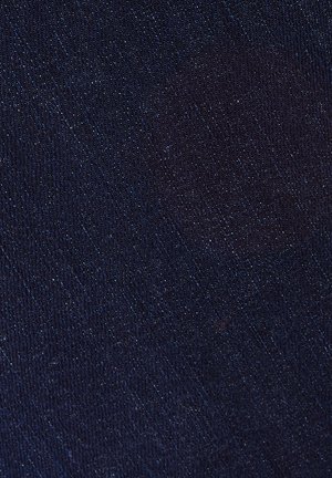 Tejido de mezclilla oscura con una superficie ligeramente texturizada, que presenta un color índigo profundo y sutiles variaciones en el tono.