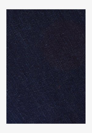 Tejido de mezclilla oscura con una superficie ligeramente texturizada, que presenta un color índigo profundo y sutiles variaciones en el tono.