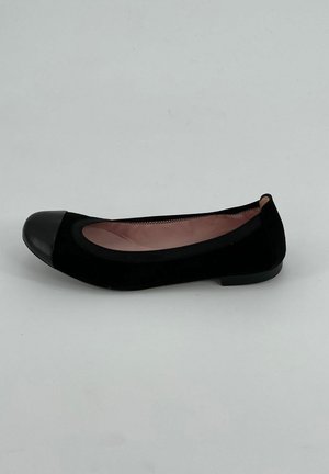 Ballerine plate noire avec bout arrondi noir et petit talon, vue de côté sur un fond clair uni.