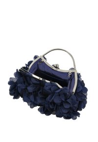 Tmavě modrá květovaná kabelka s kovovým rámečkem, zdobená texturovanými látkovými květinami, s hedvábnou vnitřní podšívkou a zapínáním na sponu.