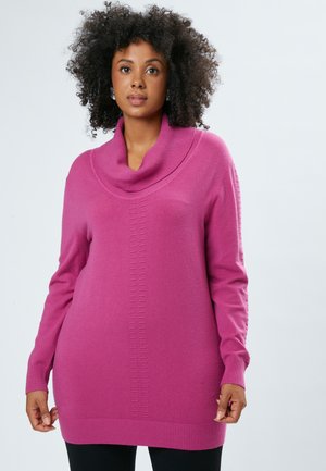 Rosa Pullover mit Kragen, langen Ärmeln, gerippten Bündchen und einem strukturierten, vertikalen Muster auf der Vorderseite. Weiches Strickmaterial.