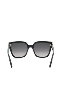 Lunettes de soleil carrées noires oversize avec verres dégradés gris foncé et branches fines avec accents dorés près des charnières.