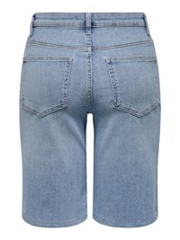 Svetlomodré džínsové šortky dĺžky ku kolenám s vreckami na zadnej strane, pútkami na opasok a stredovým švom.