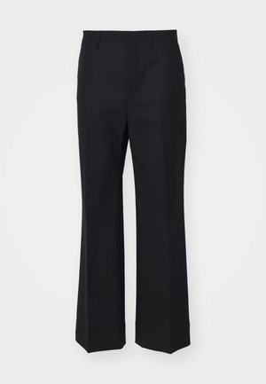 Pantalons noirs sur mesure en tissu lisse ; design à jambes larges avec un devant plat et sans poches ni embellissements visibles.