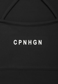 Črn športni kos oblačila z gladko teksturo in izrazitim belim napisom "CPNHGN" na hrbtni strani.