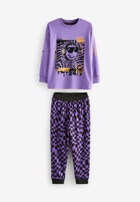 Top lungo a maniche viola con design grafico che presenta un personaggio e del testo. Pantaloni jogger a scacchi neri e viola con vita elasticizzata.